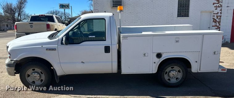 image for item IU9187 2005 Ford F250 Super Duty  utility bed pickup truck