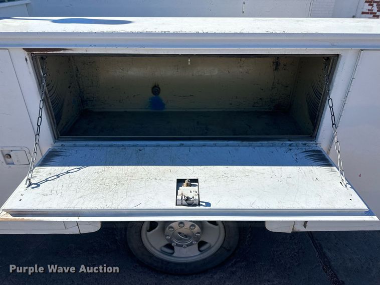 image for item IU9187 2005 Ford F250 Super Duty  utility bed pickup truck