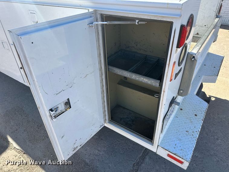 image for item IU9187 2005 Ford F250 Super Duty  utility bed pickup truck