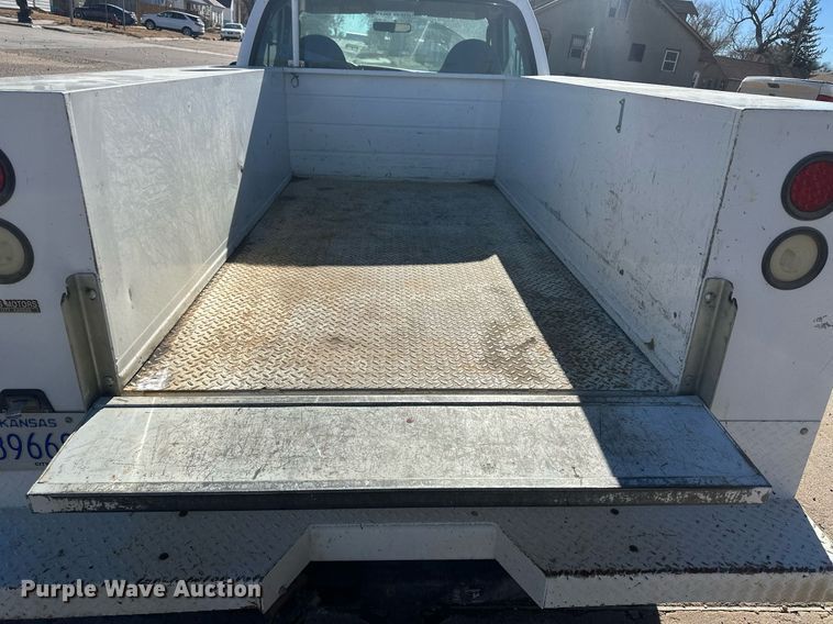 image for item IU9187 2005 Ford F250 Super Duty  utility bed pickup truck