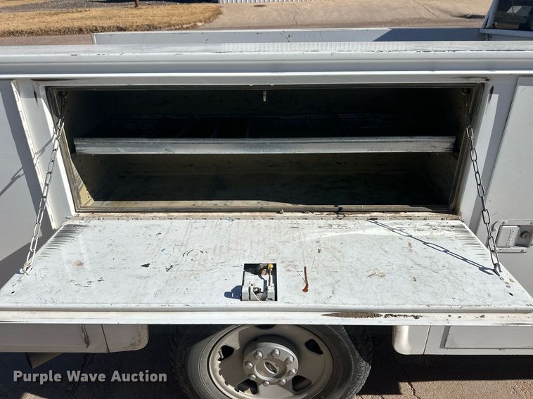 image for item IU9187 2005 Ford F250 Super Duty  utility bed pickup truck