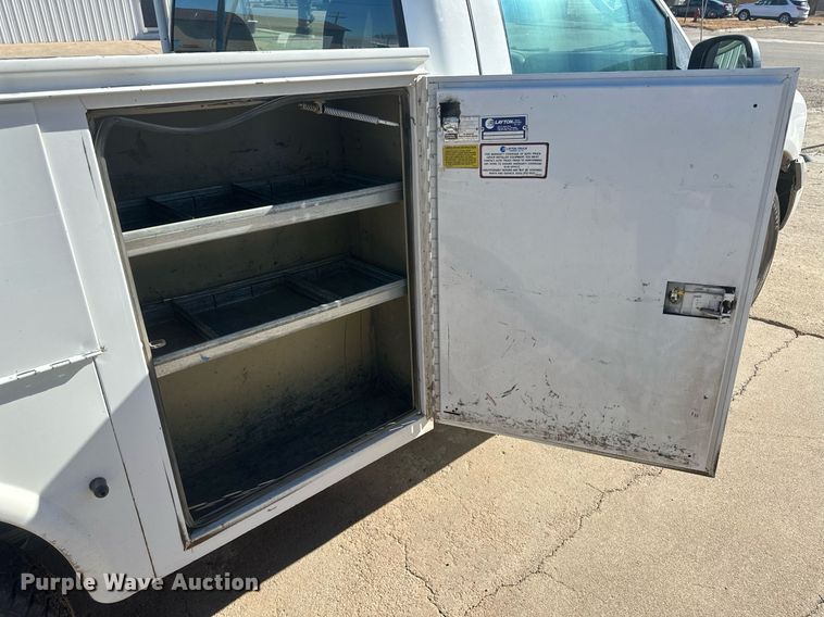 image for item IU9187 2005 Ford F250 Super Duty  utility bed pickup truck