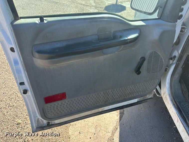 image for item IU9187 2005 Ford F250 Super Duty  utility bed pickup truck