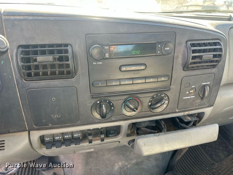 image for item IU9187 2005 Ford F250 Super Duty  utility bed pickup truck