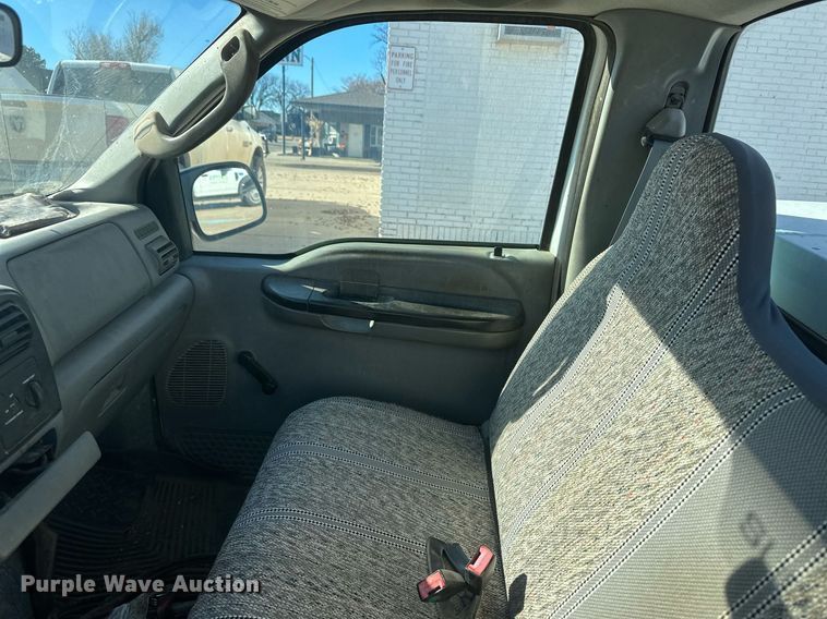 image for item IU9187 2005 Ford F250 Super Duty  utility bed pickup truck