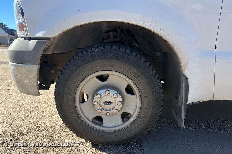 image for item IU9187 2005 Ford F250 Super Duty  utility bed pickup truck