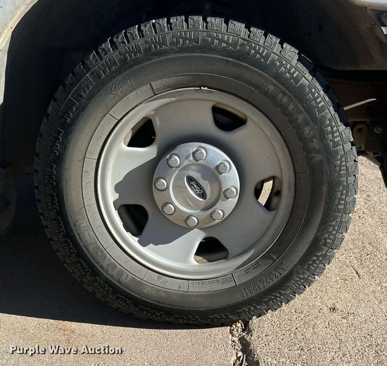 image for item IU9187 2005 Ford F250 Super Duty  utility bed pickup truck