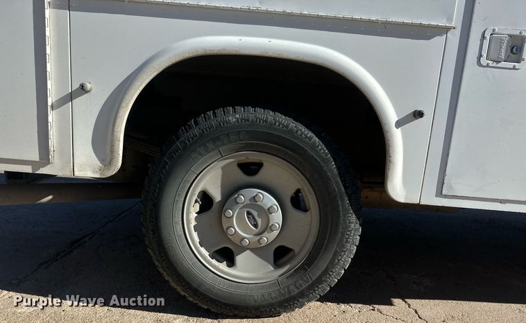 image for item IU9187 2005 Ford F250 Super Duty  utility bed pickup truck