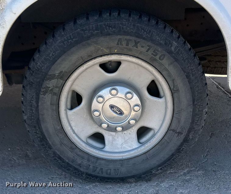 image for item IU9187 2005 Ford F250 Super Duty  utility bed pickup truck