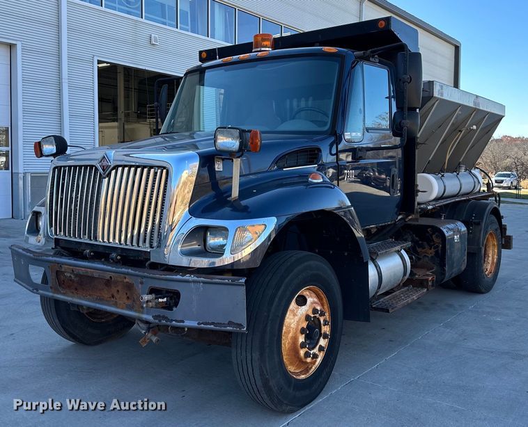 image for item JF9085 2006 International 7300  applicator truck