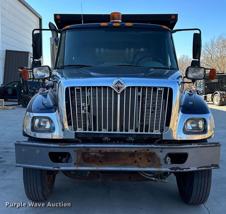 image for item JF9085 2006 International 7300  applicator truck