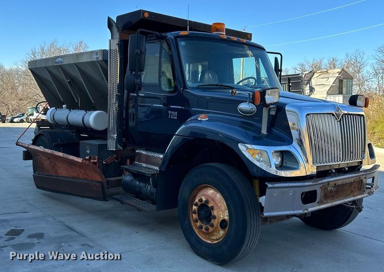 image for item JF9085 2006 International 7300  applicator truck