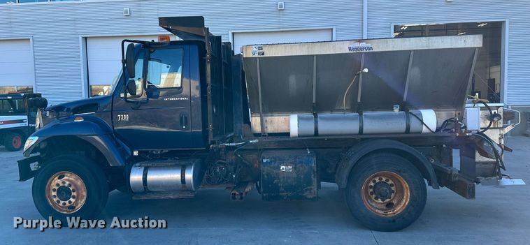 image for item JF9085 2006 International 7300  applicator truck