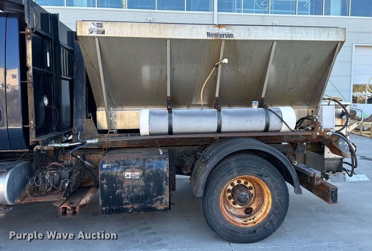 image for item JF9085 2006 International 7300  applicator truck