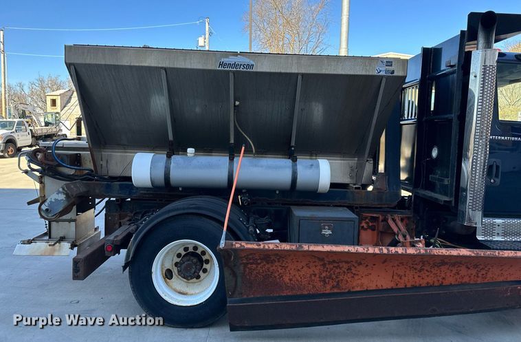 image for item JF9085 2006 International 7300  applicator truck