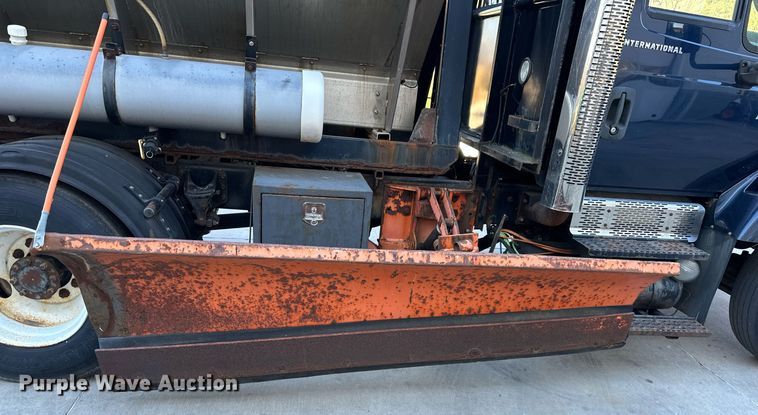 image for item JF9085 2006 International 7300  applicator truck