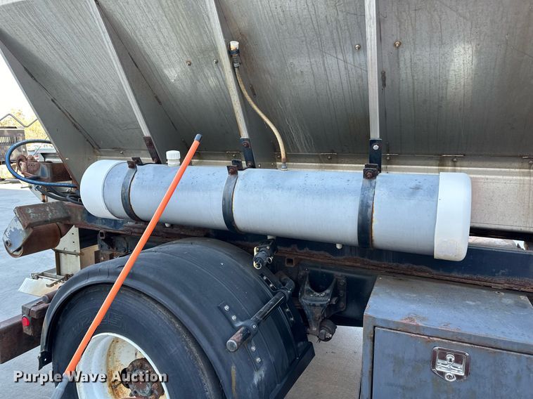 image for item JF9085 2006 International 7300  applicator truck