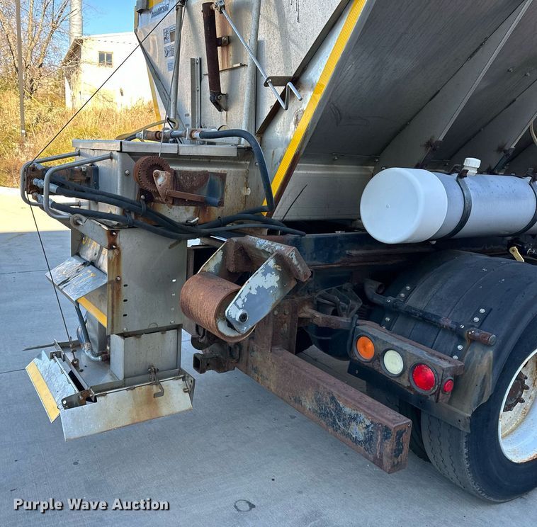 image for item JF9085 2006 International 7300  applicator truck