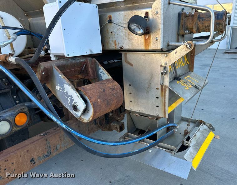 image for item JF9085 2006 International 7300  applicator truck