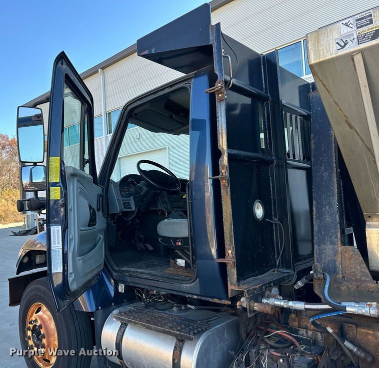 image for item JF9085 2006 International 7300  applicator truck