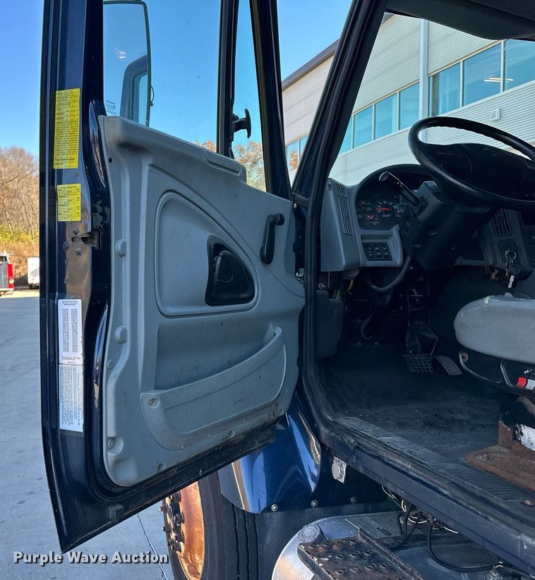 image for item JF9085 2006 International 7300  applicator truck