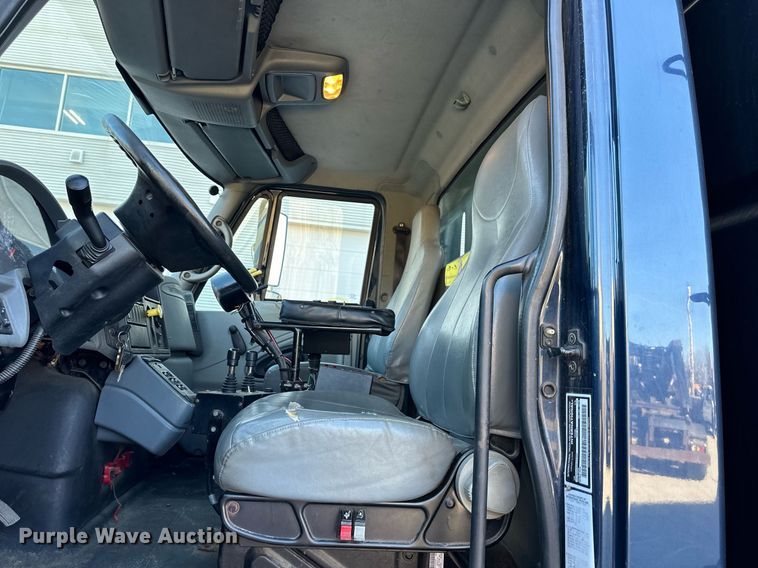 image for item JF9085 2006 International 7300  applicator truck