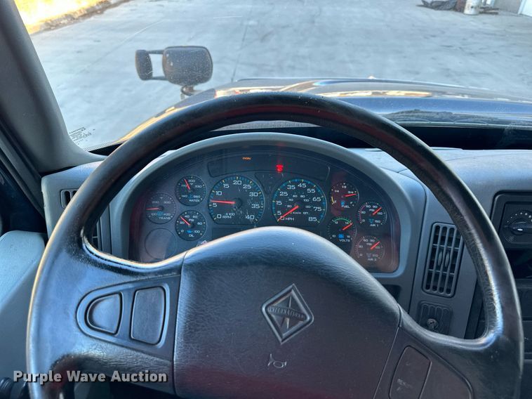 image for item JF9085 2006 International 7300  applicator truck