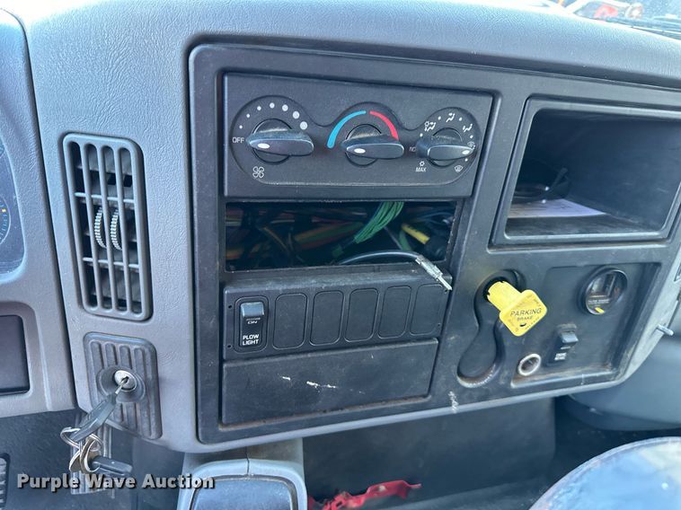 image for item JF9085 2006 International 7300  applicator truck