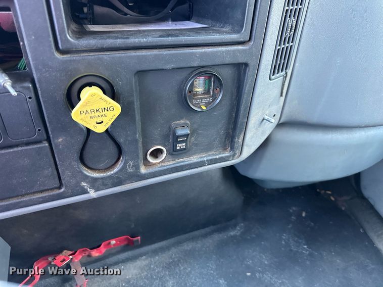 image for item JF9085 2006 International 7300  applicator truck