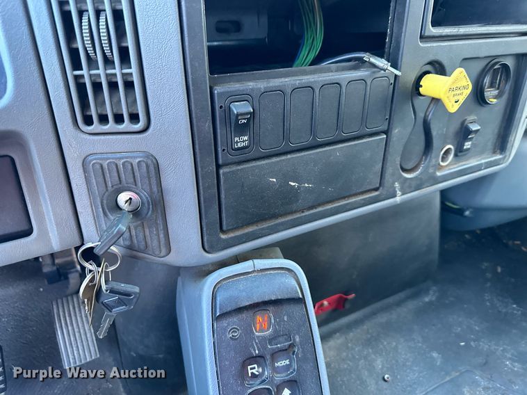 image for item JF9085 2006 International 7300  applicator truck