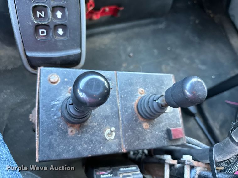 image for item JF9085 2006 International 7300  applicator truck