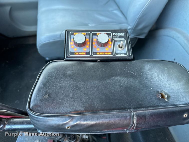 image for item JF9085 2006 International 7300  applicator truck