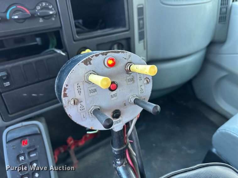 image for item JF9085 2006 International 7300  applicator truck