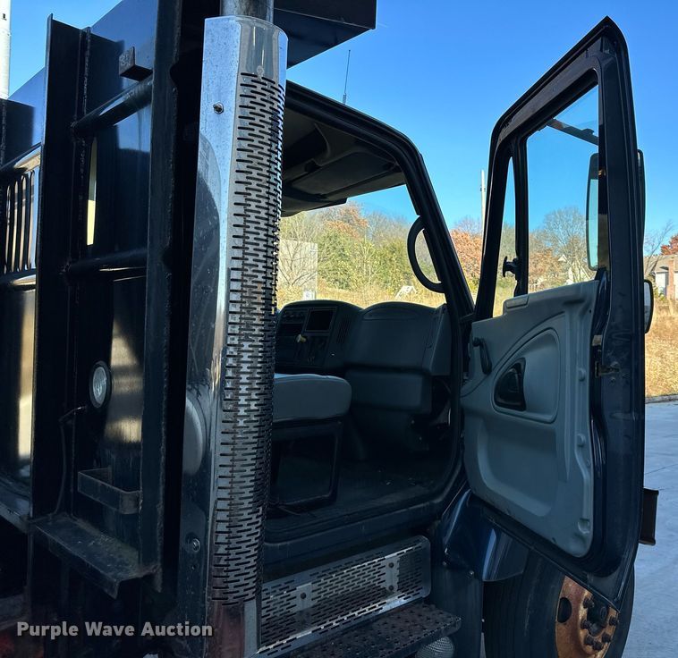 image for item JF9085 2006 International 7300  applicator truck