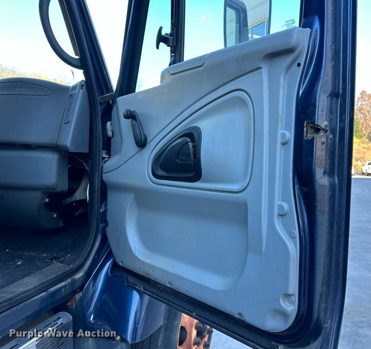 image for item JF9085 2006 International 7300  applicator truck