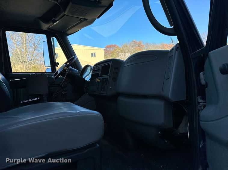 image for item JF9085 2006 International 7300  applicator truck