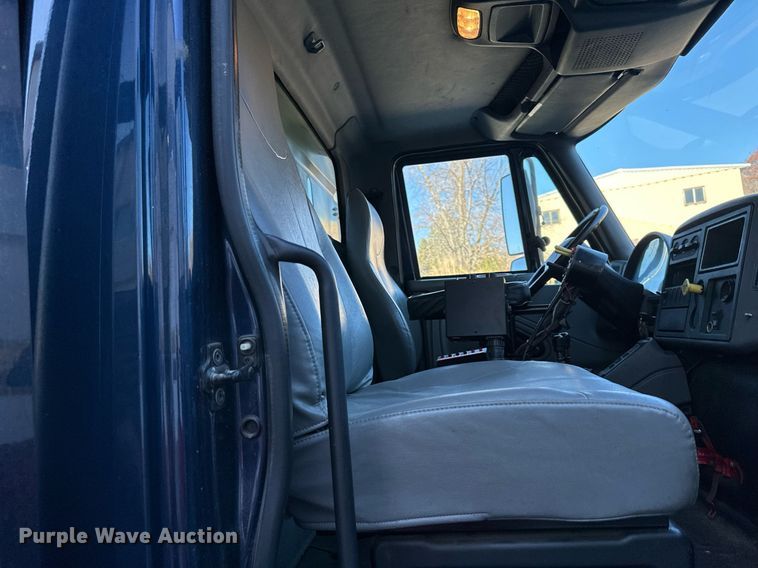 image for item JF9085 2006 International 7300  applicator truck