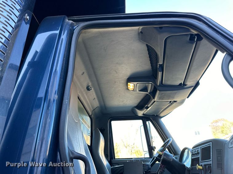 image for item JF9085 2006 International 7300  applicator truck