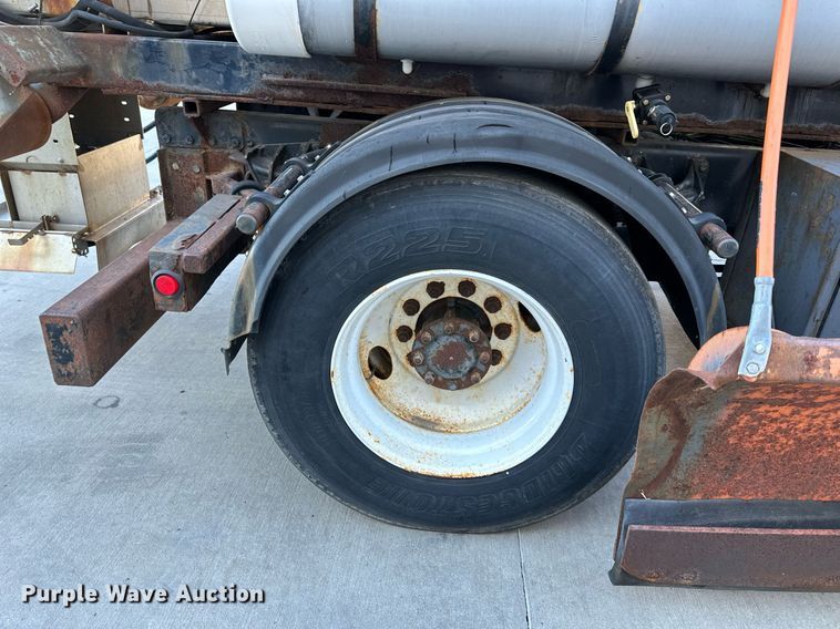 image for item JF9085 2006 International 7300  applicator truck