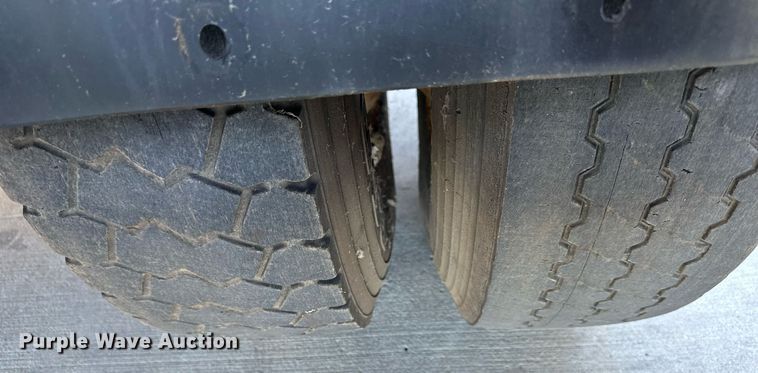 image for item JF9085 2006 International 7300  applicator truck