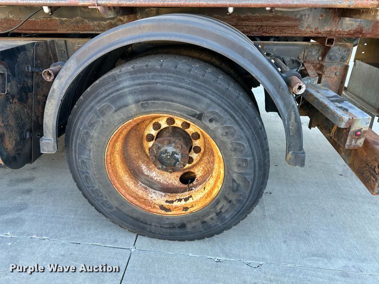 image for item JF9085 2006 International 7300  applicator truck