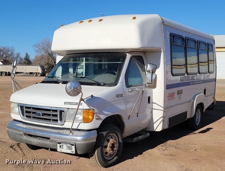 image for item KU9098 2003 Ford E450  shuttle bus