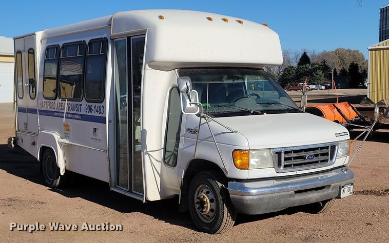 image for item KU9098 2003 Ford E450  shuttle bus