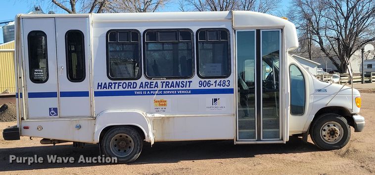 image for item KU9098 2003 Ford E450  shuttle bus