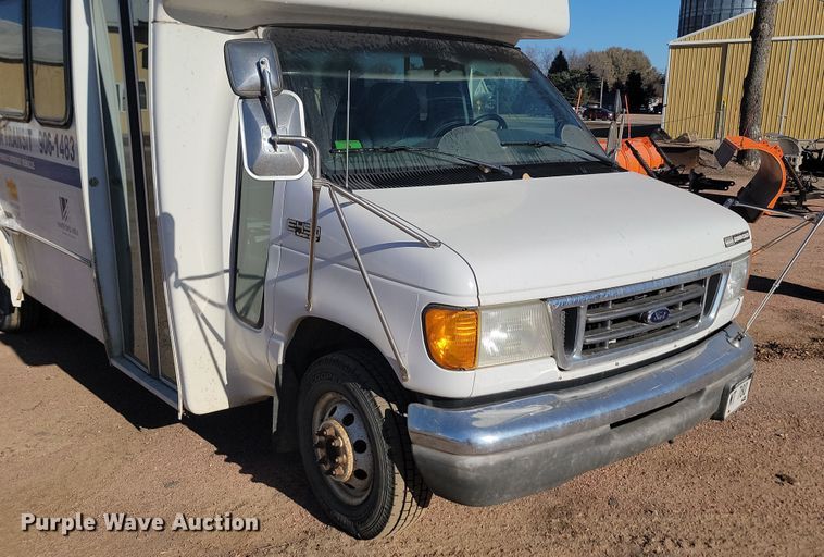 image for item KU9098 2003 Ford E450  shuttle bus