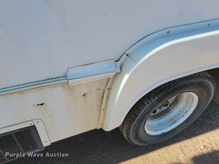 image for item KU9098 2003 Ford E450  shuttle bus