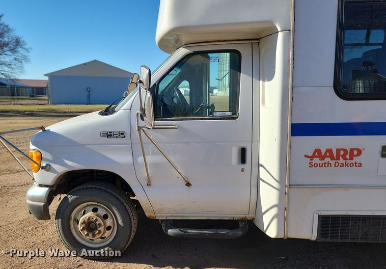 image for item KU9098 2003 Ford E450  shuttle bus