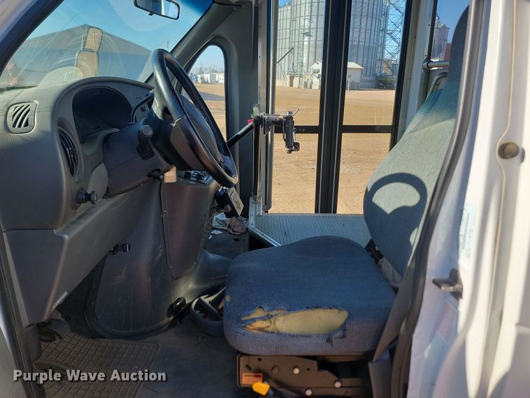 image for item KU9098 2003 Ford E450  shuttle bus