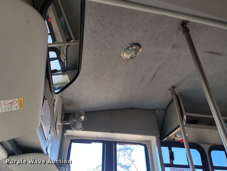 image for item KU9098 2003 Ford E450  shuttle bus