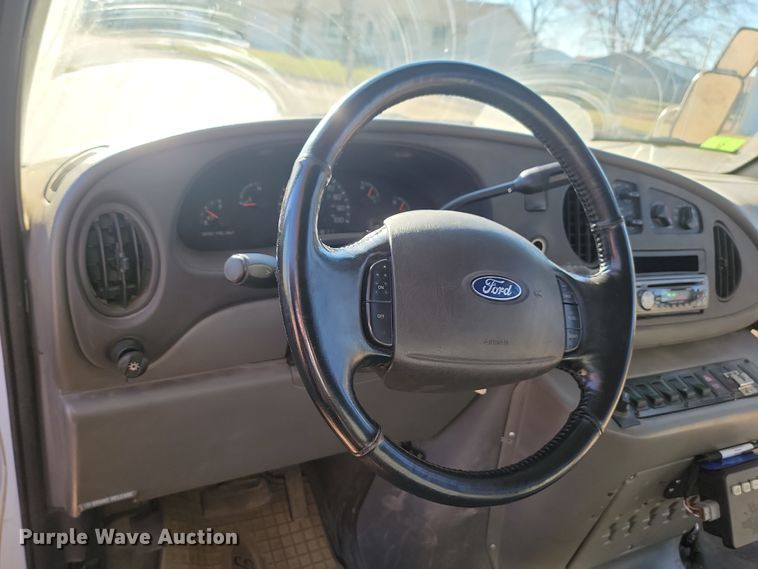 image for item KU9098 2003 Ford E450  shuttle bus